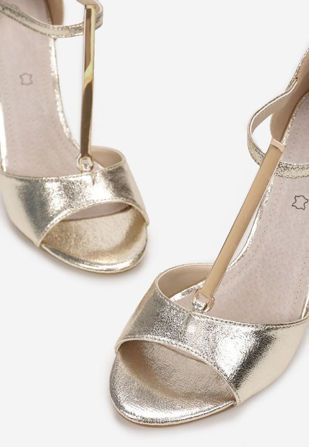 Renee - Złote Sandały Astreis. Nosek buta: otwarty. Zapięcie: pasek. Kolor: złoty. Materiał: skóra. Wzór: paski. Styl: glamour