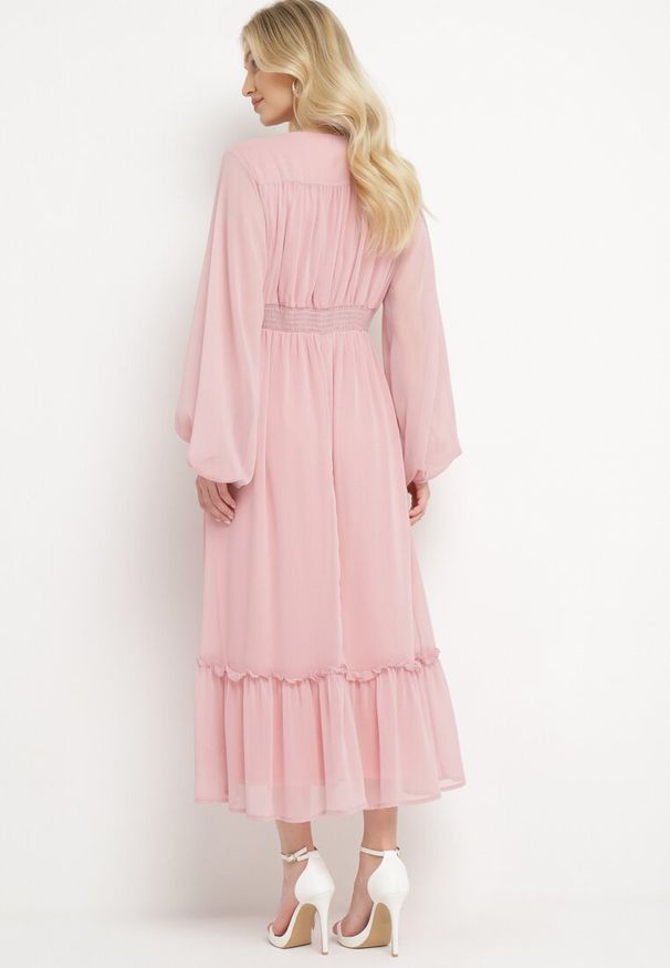 Born2be - Różowa Sukienka Koktajlowa z Bufiastymi Rękawami Falbankami i Ozdobnymi Guzikami Binxa. Typ kołnierza: kołnierz z falbankami. Kolor: różowy. Styl: wizytowy