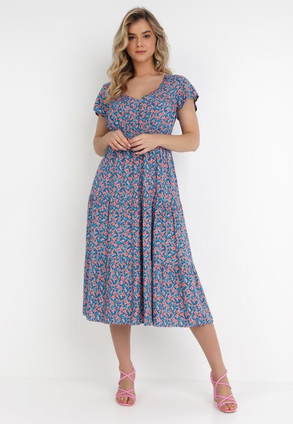 Born2be - Niebieska Sukienka Helledeia. Kolor: niebieski. Wzór: aplikacja, kwiaty. Sezon: wiosna, lato. Długość: midi