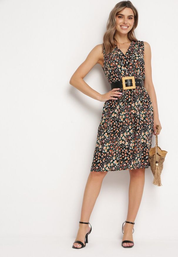 Born2be - Czarno-Żółta Wiskozowa Sukienka w Kwiaty z Kopertową Górą Nervila. Kolor: czarny. Materiał: wiskoza. Wzór: kwiaty. Typ sukienki: kopertowe