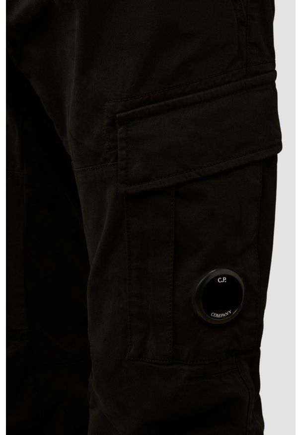 C.P. Company - C.P. COMPANY Czarne męskie spodnie Cargo Pant. Kolor: czarny. Materiał: bawełna, elastan