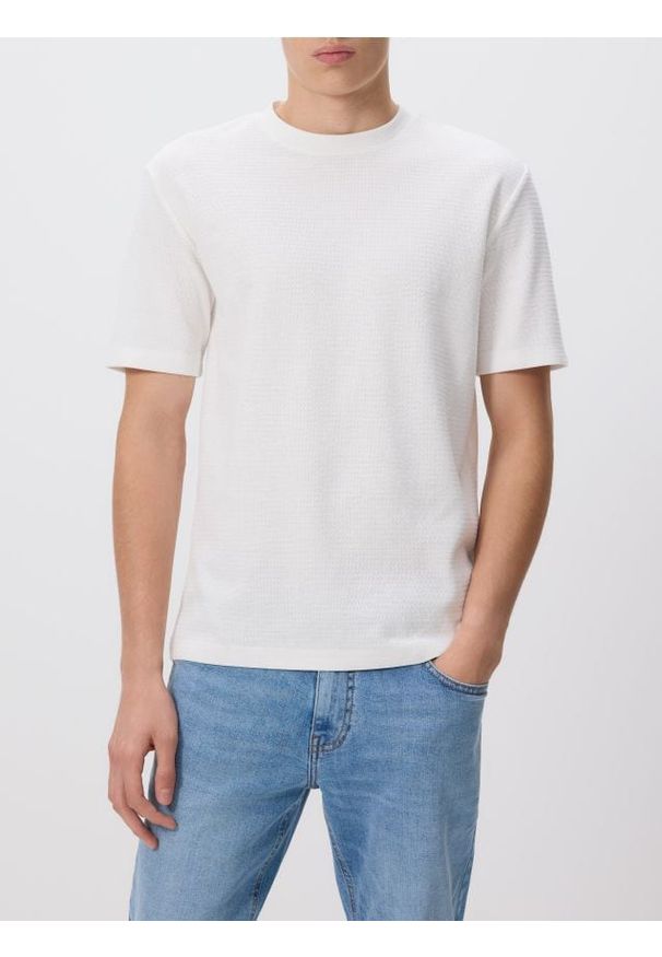 Reserved - Strukturalny t-shirt comfort fit - złamana biel. Materiał: bawełna, dzianina