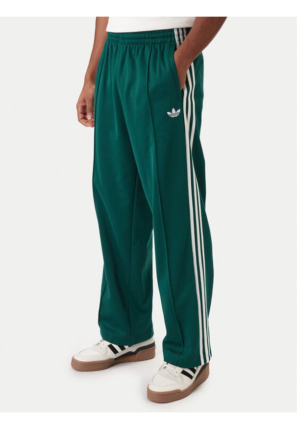 Adidas - adidas Spodnie dresowe adicolor KE3497 Zielony Loose Fit. Kolor: zielony. Materiał: syntetyk, bawełna