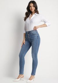 Born2be - Niebieskie Dopasowane Jeansy z Bawełną Wysokim Stanem i Ozdobnymi Guzikami Felandra. Okazja: na co dzień. Stan: podwyższony. Kolor: niebieski. Styl: elegancki, casual #6