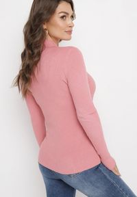Born2be - Różowy Prążkowany Sweter z Ozdobnym Tłoczeniem Sernara. Kolor: różowy. Materiał: prążkowany. Długość rękawa: długi rękaw. Długość: długie. Styl: elegancki #3