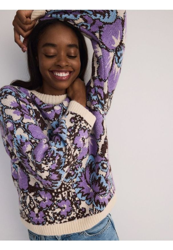 Reserved - Wzorzysty sweter - wielobarwny. Materiał: dzianina