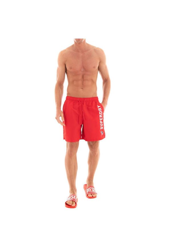 Spodenki kąpielowe męskie Superdry CODE APLLQUE 19INCH. Kolor: czerwony. Materiał: poliester. Styl: sportowy