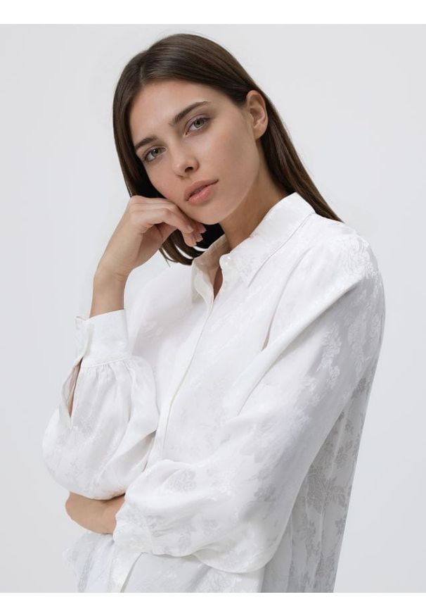 Reserved - Koszula z ozdobnym detalem - biały. Kolor: biały. Materiał: wiskoza