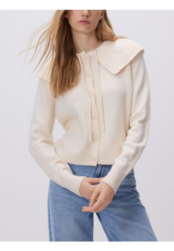 Reserved - Kardigan z kołnierzem - kremowy. Kolor: kremowy. Materiał: dzianina. Wzór: gładki