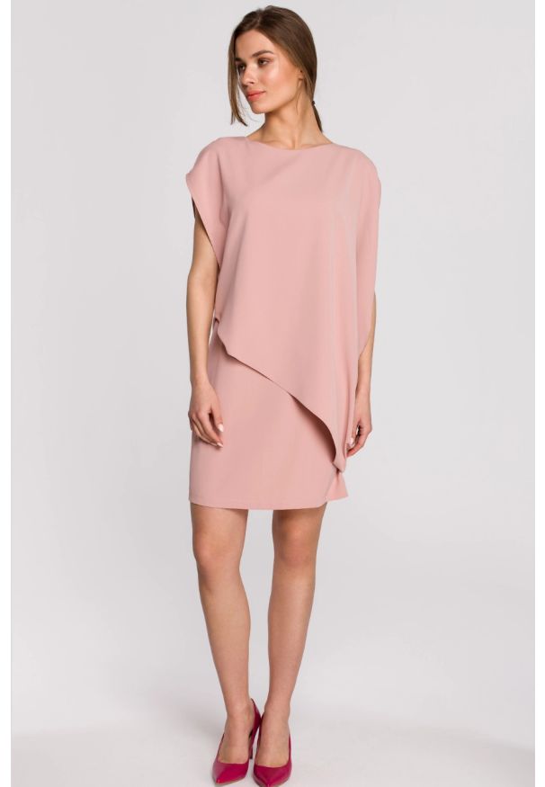 Sukienki.shop - Elegancka sukienka z asymetryczną falbaną drapowana różowa. Okazja: na wesele, na imprezę, na komunię, na ślub cywilny. Kolor: różowy. Typ sukienki: asymetryczne. Styl: elegancki