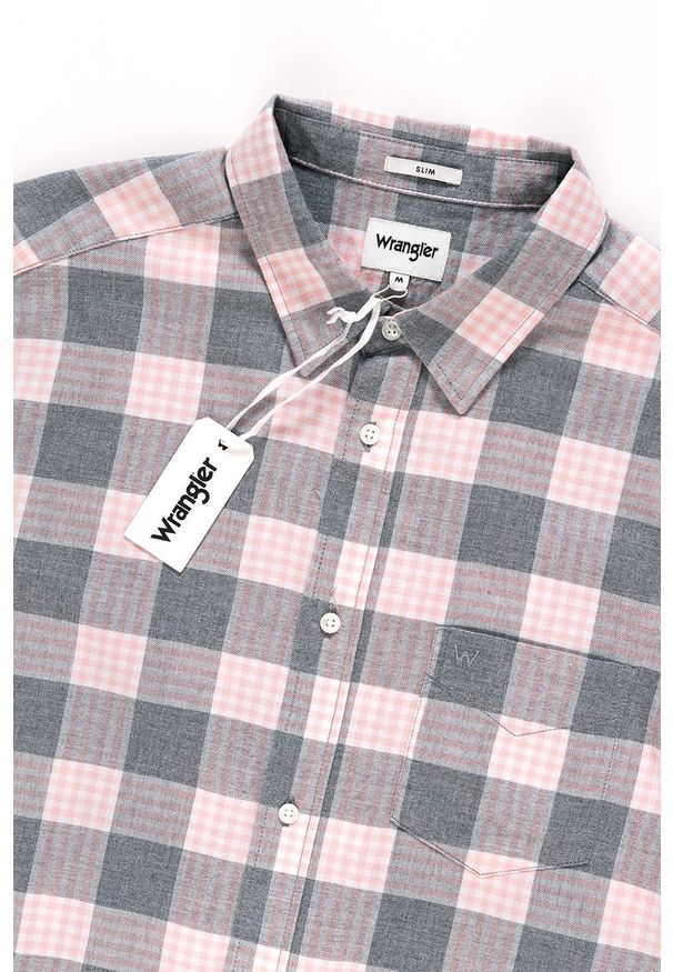 Wrangler - KOSZULA MĘSKA KRÓTKI RĘKAW WRANGLER SS 1PKT SHIRT ROSE SHADOW W5881OYS8 112129603. Materiał: bawełna. Długość rękawa: krótki rękaw. Długość: krótkie