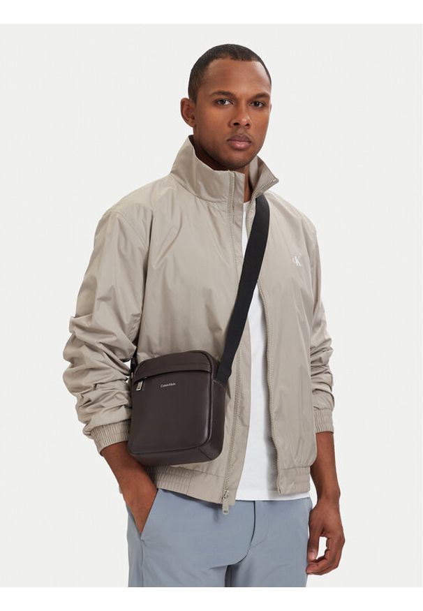 Calvin Klein Saszetka Raised Reporter LV04D3160G Brązowy. Kolor: brązowy. Materiał: skóra