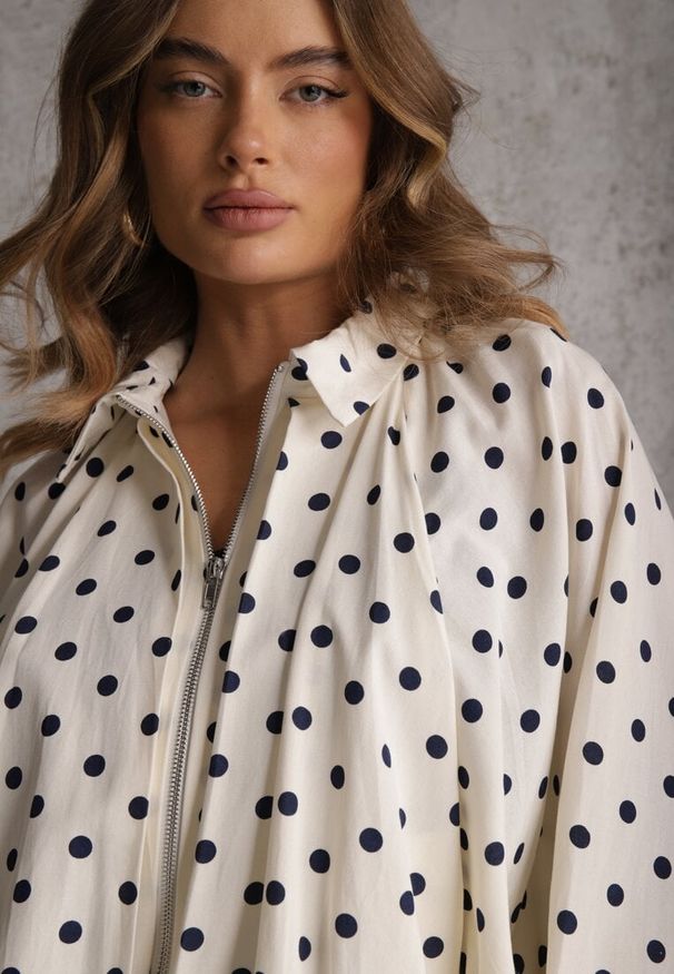 Renee - Jasnobeżowa Nietoperzowa Bluza z Wiskozą w Kropki z Kołnierzykiem Meze. Okazja: na co dzień. Kolor: beżowy. Materiał: wiskoza. Wzór: kropki. Styl: casual