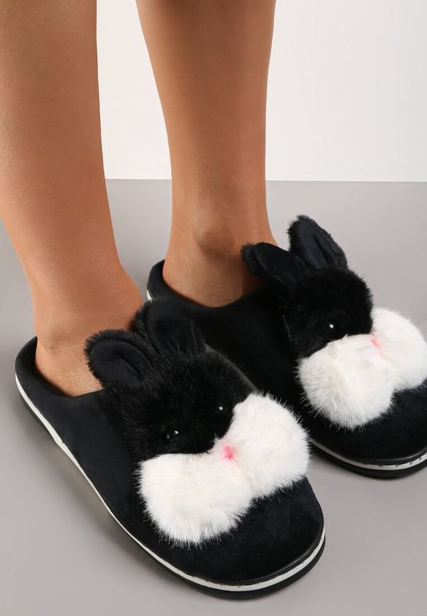 Renee - Czarne Kapcie Chloraleia. Okazja: na co dzień. Zapięcie: bez zapięcia. Kolor: czarny. Materiał: welur, dresówka, materiał. Wzór: aplikacja. Styl: casual