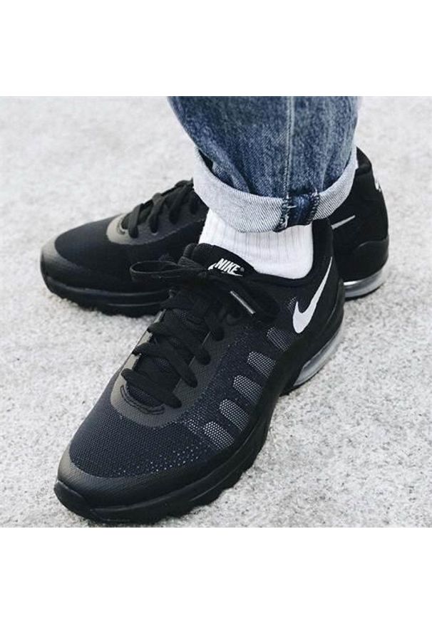 Buty do chodzenia dla dzieci Nike Air Max Invigor GS. Zapięcie: sznurówki. Kolor: wielokolorowy, czarny. Materiał: materiał, syntetyk, tkanina. Szerokość cholewki: normalna. Model: Nike Air Max. Sport: turystyka piesza