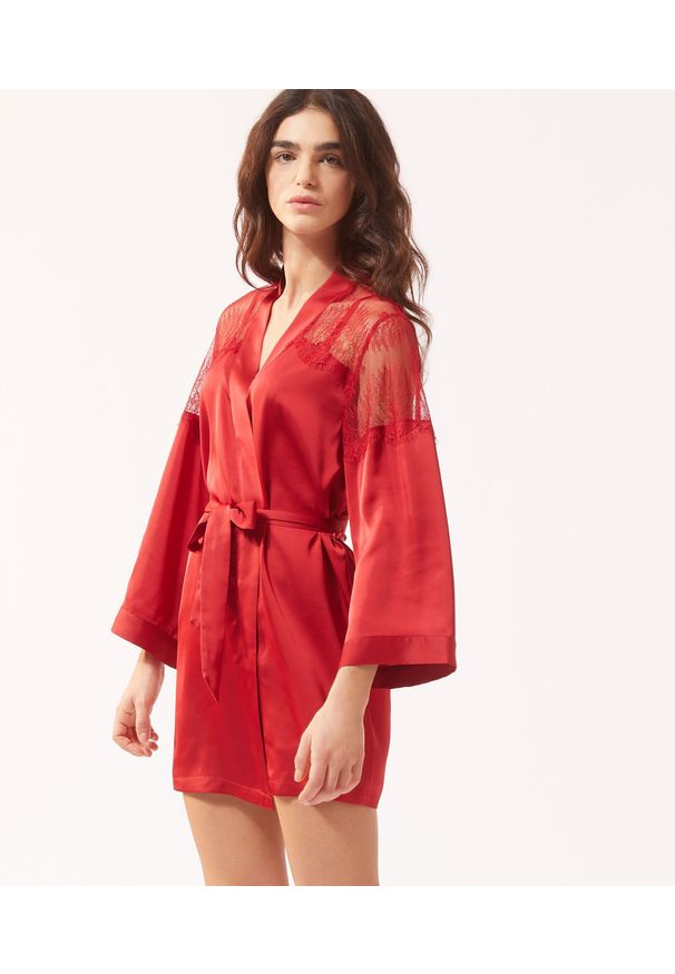 Crush Satynowe Kimono Ozdobione Koronką - Xl - Czerwony - Etam. Kolor: czerwony. Materiał: koronka, satyna. Długość rękawa: długi rękaw. Długość: długie. Wzór: aplikacja, koronka