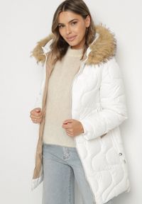 Born2be - Biała Kurtka z Kapturem z Futerkiem Zdobiona Oryginalnym Pikowaniem Oleda. Okazja: na co dzień. Typ kołnierza: kaptur. Kolor: biały. Materiał: futro. Wzór: aplikacja. Styl: casual, klasyczny #3