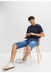 bonprix - Lekkie długie bermudy dżinsowe z gumką w talii Relaxed Fit. Kolor: niebieski. Długość: długie. Wzór: prążki #2