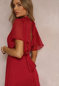 Renee - Bordowa Sukienka Syrissis. Typ kołnierza: kokarda. Kolor: czerwony. Materiał: tkanina, materiał. Wzór: aplikacja. Styl: elegancki, wizytowy. Długość: midi #4
