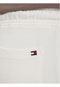 TOMMY HILFIGER - Tommy Hilfiger Szorty sportowe Crest Embroidery MW0MW42878 Beżowy jasny Relaxed Fit. Kolor: beżowy. Materiał: bawełna. Styl: sportowy #4