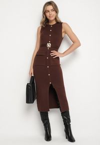 Born2be - Brązowa Elegancka Sukienka Ołówkowa z Dzianiny z Wiskozą z Guzikami i Paskiem Ezerria. Okazja: do pracy, na co dzień. Kolor: brązowy. Materiał: wiskoza, dzianina. Wzór: aplikacja. Typ sukienki: ołówkowe. Styl: elegancki #6