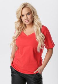 Born2be - Czerwony T-shirt Genilin. Okazja: na co dzień. Typ kołnierza: dekolt w kształcie V. Kolor: czerwony. Materiał: dzianina. Długość rękawa: krótki rękaw. Długość: krótkie. Wzór: gładki. Styl: klasyczny, wizytowy, casual