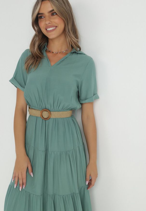 Born2be - Zielona Sukienka Granet. Kolor: zielony. Materiał: tkanina. Długość rękawa: krótki rękaw. Wzór: aplikacja, gładki. Typ sukienki: rozkloszowane. Styl: retro, klasyczny. Długość: maxi