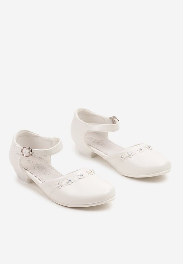 Born2be - Białe Sandały na Niskim Obcasie ze Skórzaną Wkładką i Kwiatami 3D Aranilis. Okazja: na komunię, na co dzień. Zapięcie: sprzączka. Kolor: biały. Materiał: skóra. Wzór: kwiaty. Styl: elegancki, casual