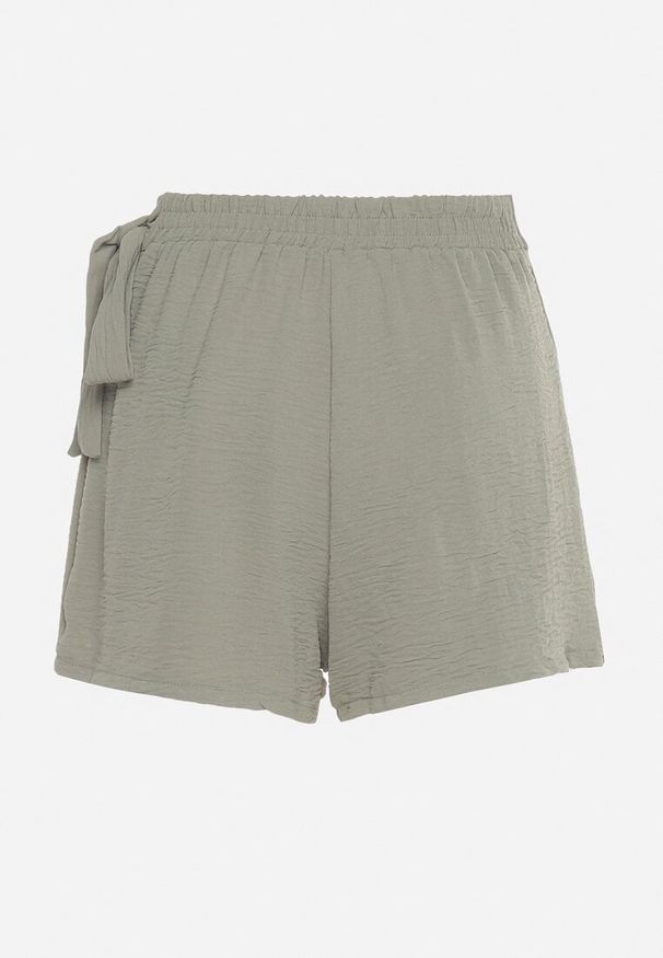 Born2be - Zielone Spódnico-Szorty z Gumką w Pasie i Wiązaniem Ozdobione Chwostami Tiamarina. Okazja: na co dzień. Kolor: zielony. Materiał: tkanina, koronka. Wzór: aplikacja. Sezon: lato. Styl: casual, elegancki, boho, klasyczny