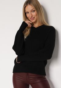 Born2be - Czarny Sweter z Domieszką Kaszmiru z Dekoltem w Serek Feralaine. Okazja: na co dzień, na spotkanie biznesowe. Typ kołnierza: dekolt w serek. Kolor: czarny. Materiał: kaszmir. Styl: biznesowy, klasyczny, casual, elegancki #5