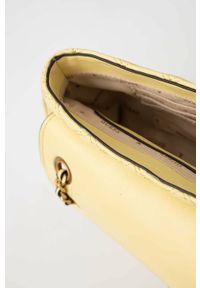 Guess torebka kolor żółty. Kolor: żółty. Materiał: pikowane. Rodzaj torebki: na ramię #4