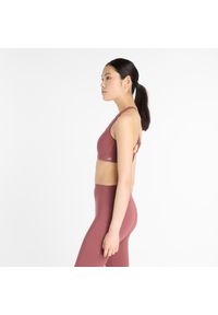Biustonosz New Balance WB51052WAD – różowy. Kolor: różowy. Materiał: skóra, poliester, lycra, materiał, tkanina. Wzór: gładki. Sport: fitness #3