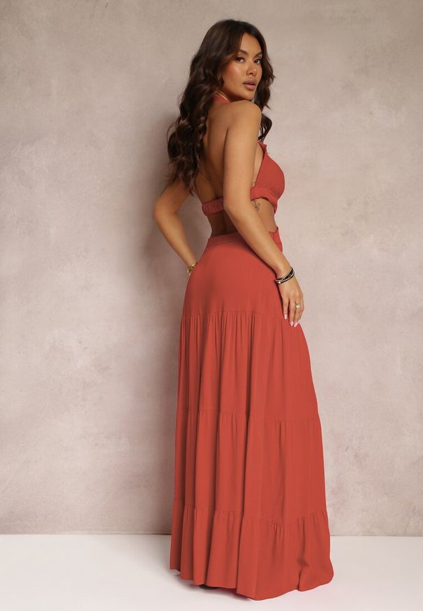 Renee - Jasnoczerwona Rozkloszowana Sukienka z Wiskozy z Wiązaniem i Wycięciami Kailen. Kolor: czerwony. Materiał: wiskoza. Typ sukienki: asymetryczne