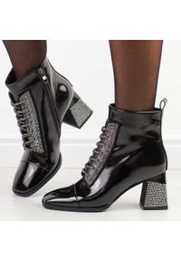 Czarne lakierowane botki damskie na słupku DiA 880-022. Okazja: na co dzień. Kolor: czarny. Materiał: skóra, lakier. Szerokość cholewki: normalna. Wzór: aplikacja. Sezon: zima, jesień. Obcas: na słupku. Styl: elegancki, casual, klasyczny #1