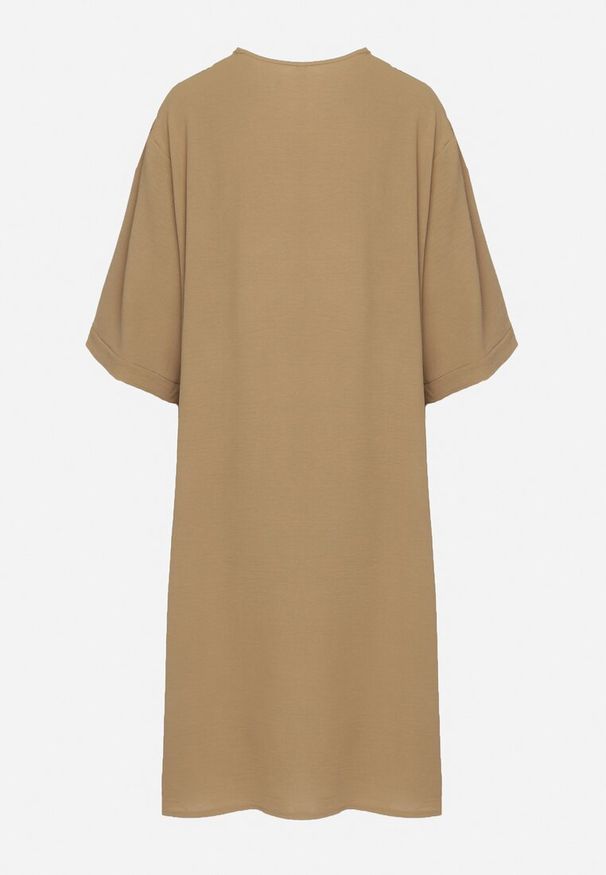 Born2be - Ciemnobeżowa Sukienka Pudełkowa z Guzikami i Ozdobnymi Haftami Jenivanea. Okazja: na co dzień. Typ kołnierza: dekolt w serek. Kolor: beżowy. Materiał: skóra. Długość rękawa: długi rękaw. Wzór: haft. Styl: elegancki, casual