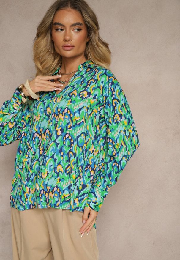 Renee - Zielona Koszula w Abstrakcyjny Print z Rękawami z Możliwością Podpięcia Ridirea. Okazja: na co dzień. Kolor: zielony. Materiał: jeans. Wzór: nadruk. Styl: elegancki, casual