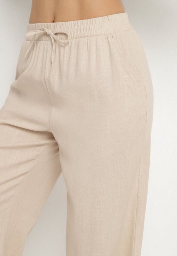 Born2be - Jasnobeżowe Szerokie Spodnie z Lnem z Gumką w Talii i Kieszeniami Filisela. Okazja: na co dzień, do pracy. Kolor: beżowy. Materiał: len. Styl: elegancki, casual