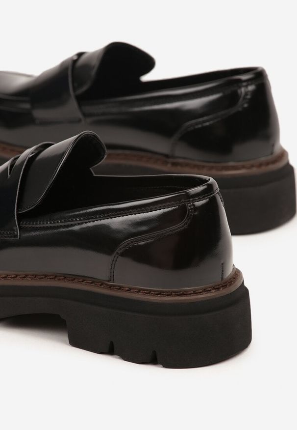 Renee - Czarne Mokasyny Lakierowane Nappria. Kolor: czarny. Materiał: lakier. Wzór: aplikacja, kwiaty. Sezon: zima, lato