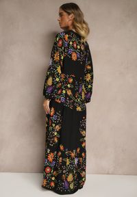 Renee - Czarna Rozkloszowana Sukienka z Wiskozy w Kwiaty Clevea. Okazja: na co dzień, na imprezę. Typ kołnierza: dekolt w kształcie V. Kolor: czarny. Materiał: wiskoza. Wzór: kwiaty. Sezon: lato. Styl: casual, wizytowy