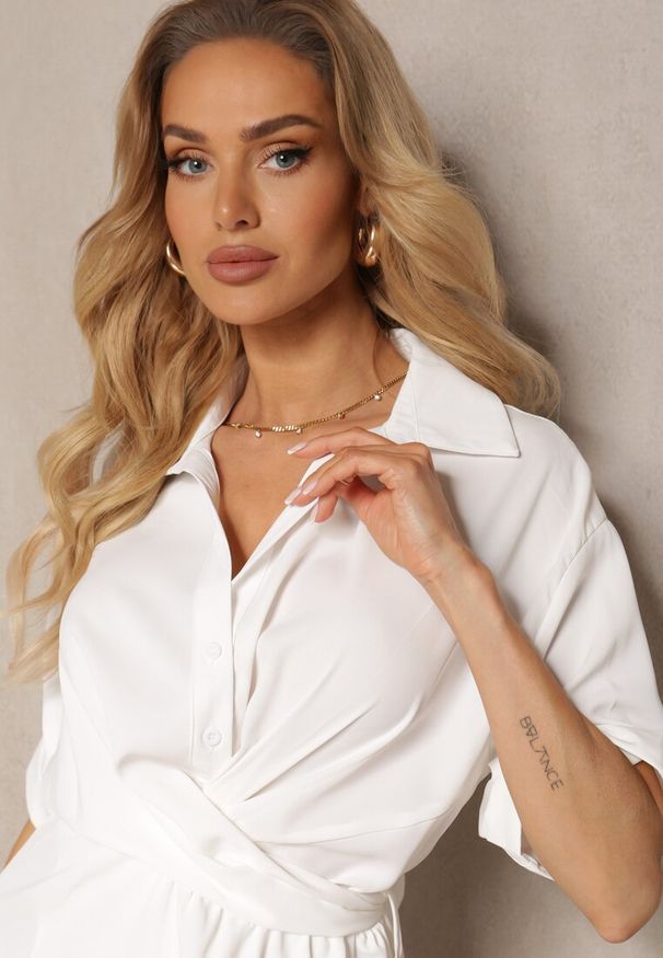 Renee - Biała Sukienka Aesades. Kolor: biały. Długość rękawa: krótki rękaw. Typ sukienki: koszulowe, kopertowe. Długość: mini