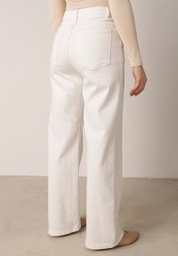 Born2be - Białe Szerokie Jeansy z Bawełny z Asymetrycznym Zapięciem Saphisia. Okazja: na spotkanie biznesowe. Kolor: biały. Styl: biznesowy, elegancki #8