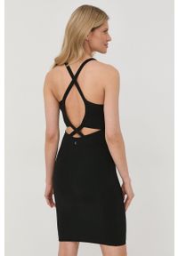 Guess sukienka kolor czarny mini dopasowana. Typ kołnierza: dekolt w karo. Kolor: czarny. Materiał: dzianina. Długość rękawa: na ramiączkach. Wzór: gładki. Typ sukienki: dopasowane. Długość: mini #3