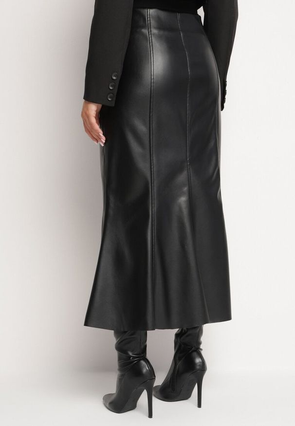 Born2be - Czarna Spódnica z Ekoskóry z Rozszerzanym Dołem Avathrae. Okazja: na co dzień. Kolor: czarny. Styl: elegancki, casual