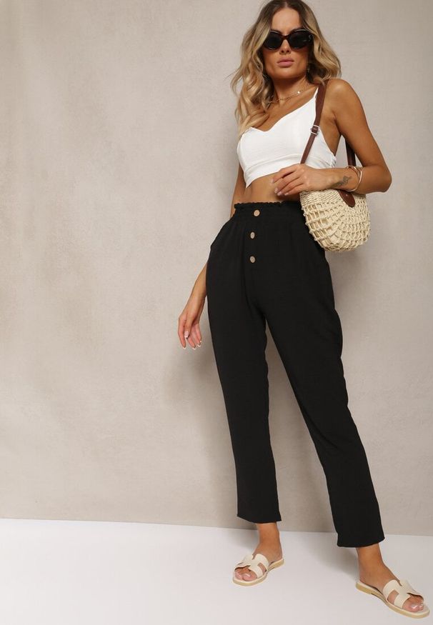 Renee - Czarne Spodnie Typu Paper Bag High Waist z Gumką w Talii Salvavia. Stan: podwyższony. Kolor: czarny. Materiał: tkanina. Sezon: lato