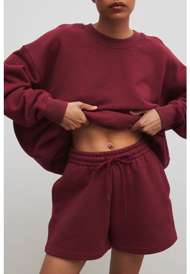 Marsala - Krótkie spodenki ze sznurkiem w kolorze BURGUNDY - PROSPER-S. Materiał: dresówka, bawełna, dzianina, guma. Długość: krótkie. Wzór: gładki. Sezon: lato, wiosna. Styl: klasyczny
