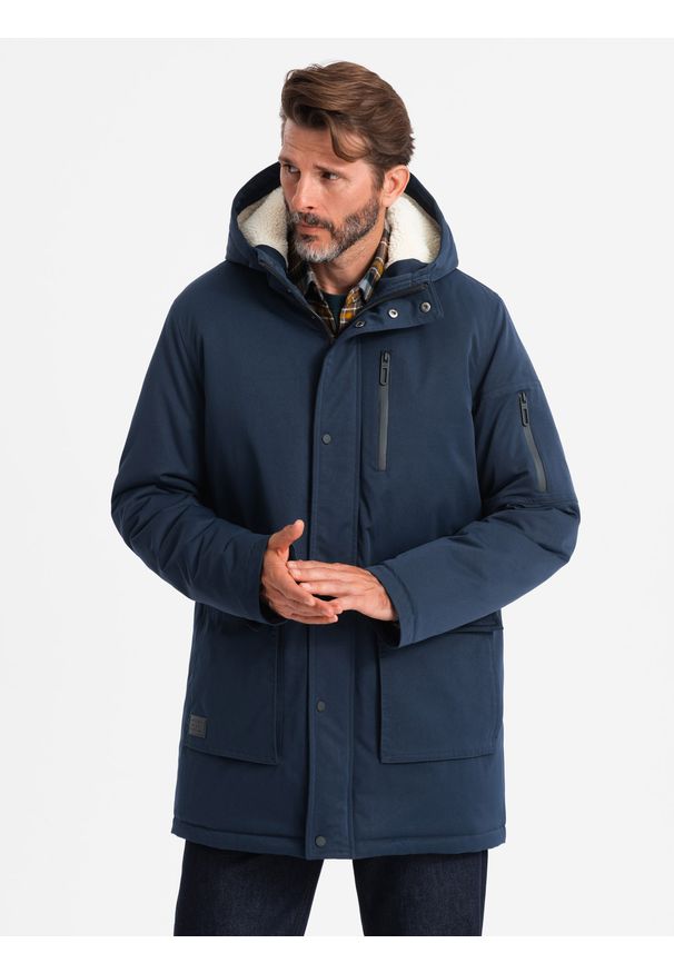 Ombre Clothing - Długa męska kurtka parka z kożuszkiem – granatowa V2. Typ kołnierza: kaptur. Kolor: niebieski. Materiał: poliester, wełna, materiał, syntetyk, guma. Długość: długie. Wzór: aplikacja. Styl: klasyczny