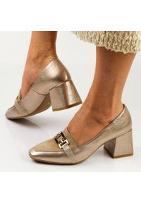 Złote POLSKIE półbuty damskie na obcasie DEONI D445E. Kolor: czarny. Materiał: skóra, zamsz. Obcas: na obcasie. Wysokość obcasa: średni #1