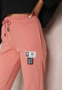 Renee - Ciemnoróżowe Spodnie Dresowe Caeista. Kolor: różowy. Materiał: dresówka. Wzór: aplikacja #4