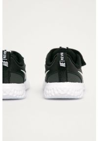 Nike Kids - Buty dziecięce Revolution 5. Nosek buta: okrągły. Zapięcie: rzepy. Kolor: czarny. Materiał: materiał, syntetyk, skóra, guma. Szerokość cholewki: normalna. Model: Nike Revolution #3