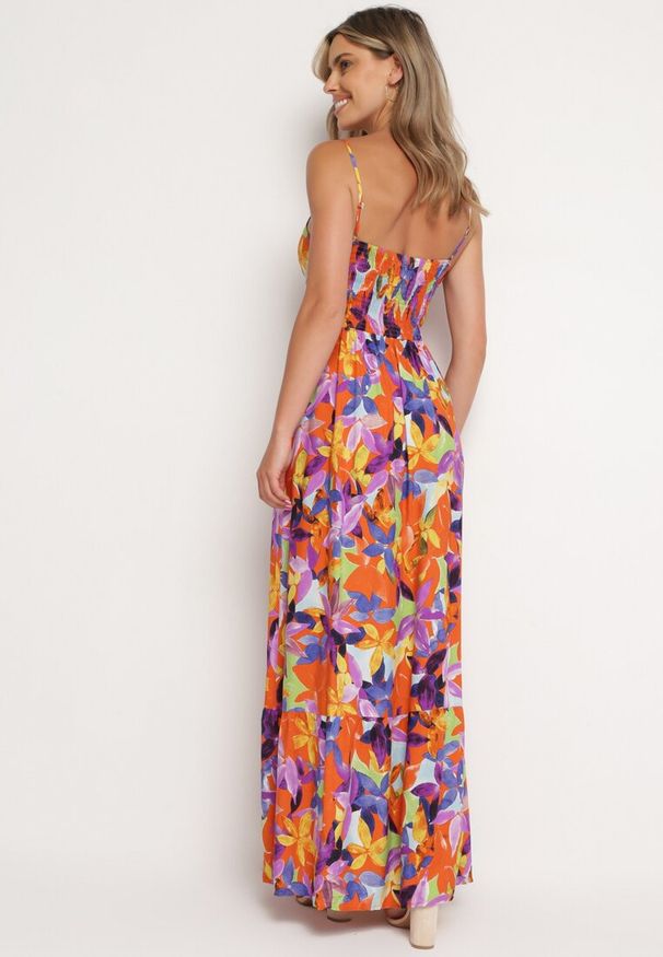 Born2be - Pomarańczowo-Fioletowa Wiskozowa Sukienka na Ramiączkach z Kopertowym Dekoltem i Gumką w Talii z Tiamalen. Okazja: na imprezę, na co dzień. Typ kołnierza: dekolt kopertowy. Kolor: pomarańczowy. Materiał: wiskoza. Długość rękawa: na ramiączkach. Wzór: aplikacja. Typ sukienki: kopertowe. Styl: wizytowy, casual, klasyczny, elegancki